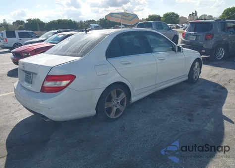 2010 Mercedes-Benz C 300 Luxury/Sport z USA, uszkodzony, nr VIN WDDGF5EB0AR124440